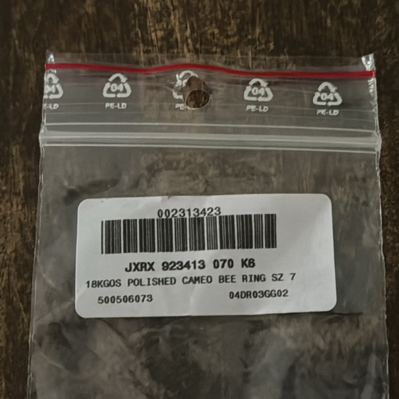 Bee Cameo Ring - Picture 4 of 4